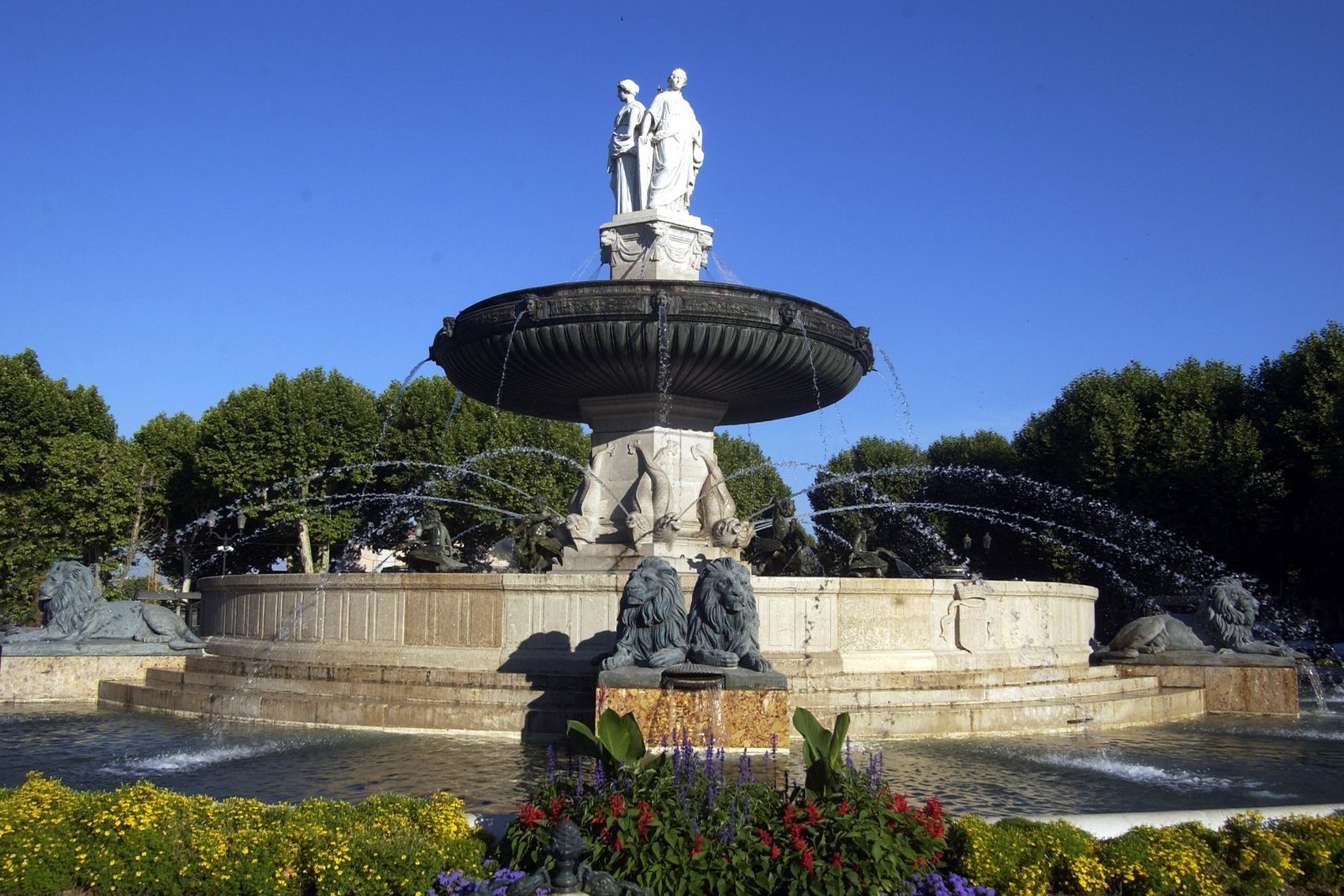 La fontaine de la Rotonde, à l'entrée du centre d'Aix-en-Provence