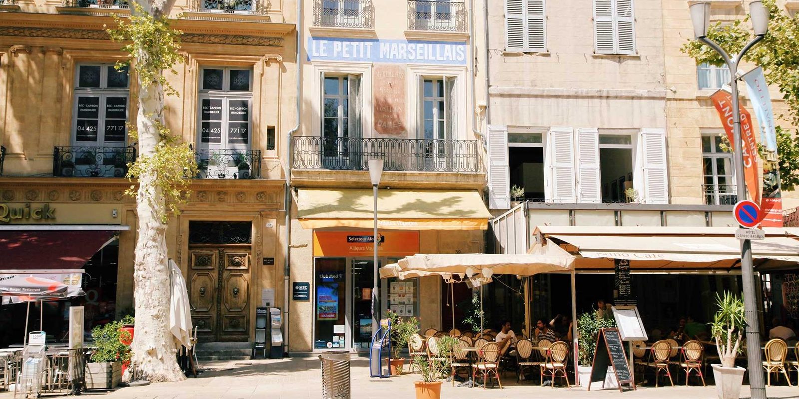 Façades et terrasses de café du cours Mirabeau, à Aix-en-Provence